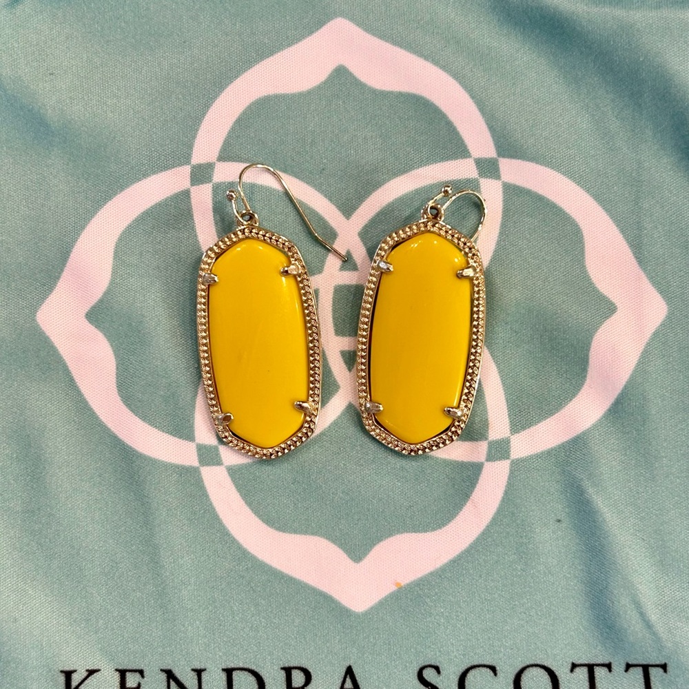 Kendra Scott Elle drop earrings, 14k gold plated, size 1.75"L x 0.75"W